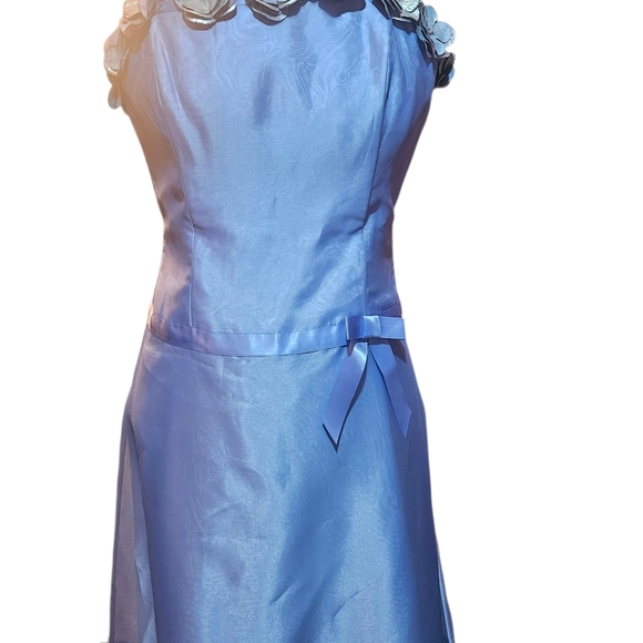 Elegant Strapless Blue Dress with Floral Details - Picture 2 of 13